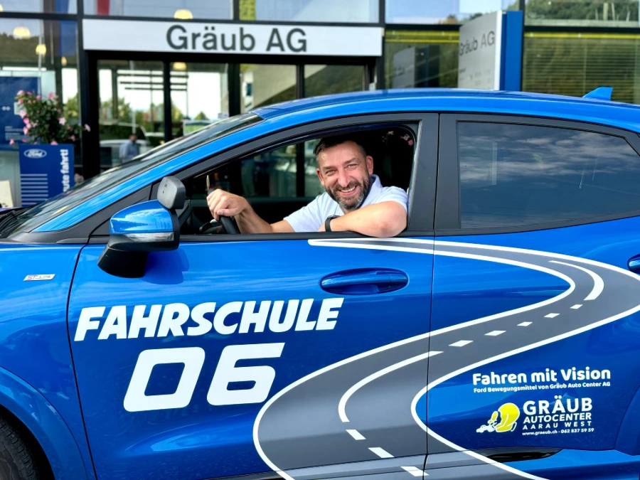 Fahrlehrer im Fahrschule 06 Auto