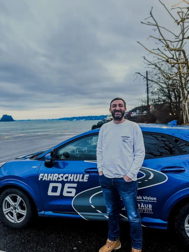 Fahrschule 06 - Professioneller Fahrlehrer mit blauem Ford